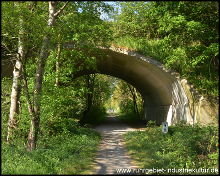 Straßenbrücke über die alte Bahntrasse