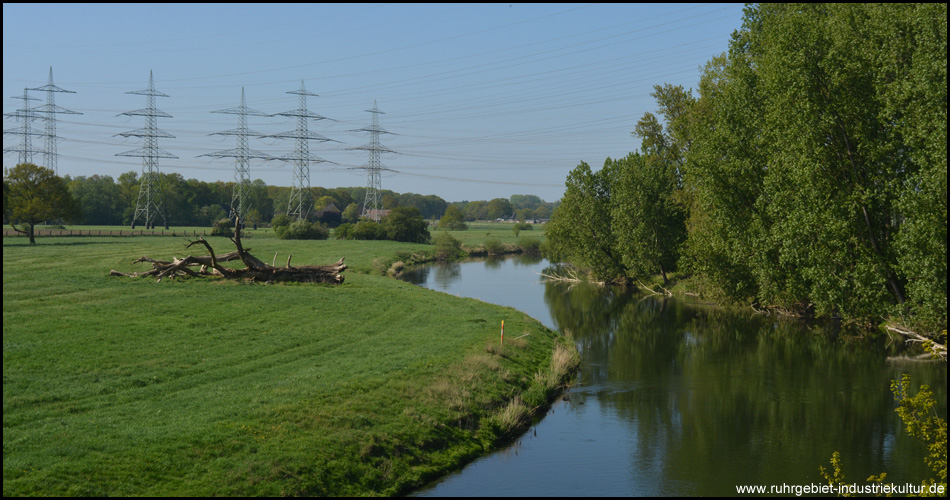 An der Brücke der Wulfener Straße: Die Lippe schlängelt sich bedächtig durch die flache Landschaft