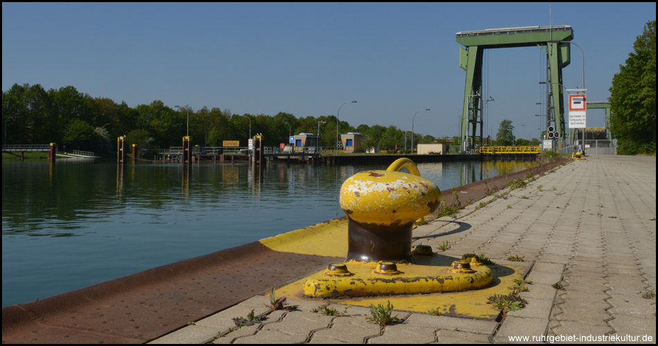 Die Schleuse in Dorsten – rechts die große (mit den grünen Hubtoren), links am gelben Schild die kleine Schleuse