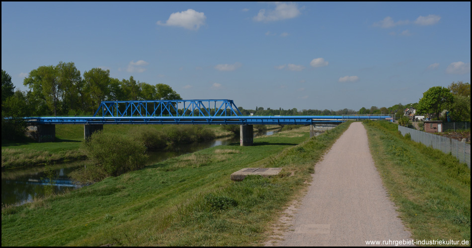 Stählerne Fachwerkbrücke über die Lippe zum Kanal, gesehen von der Römer-Lippe-Route