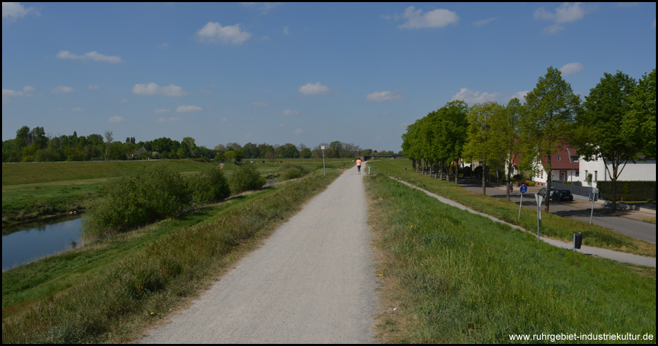 Auf dem Deich zwischen Lippe und den Häusern von Hervest. Vor uns liegt die Eisenbahnbrücke zum Bahnhof Hervest-Dorsten