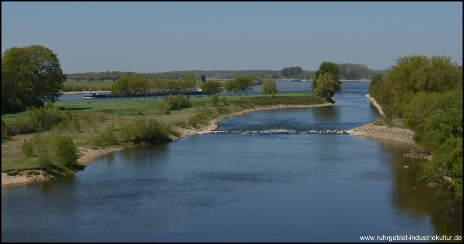 Blick von der Schillbrücke auf die Mündung der Lippe in den Rhein. Hinten sind Ruinen der Eisenbahnbrücke Wesel zu sehen