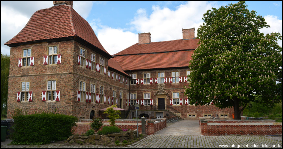 Das alte Herrenhaus mit den rot-weißen Fensterläden und den besonderen Dächern
