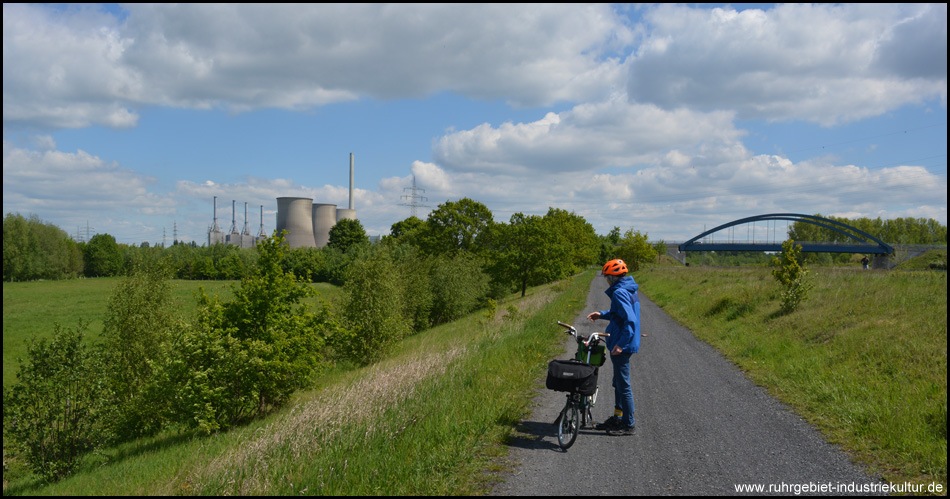 Unterwegs auf dem Deich: Blick zum Gersteinwerk. Rechts verläuft der Datteln-Hamm-Kanal (Blick zurück)