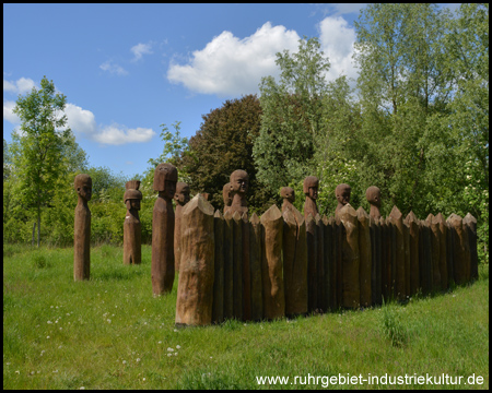 Abstecher zu den Holzskulpturen am Kuhbachweg