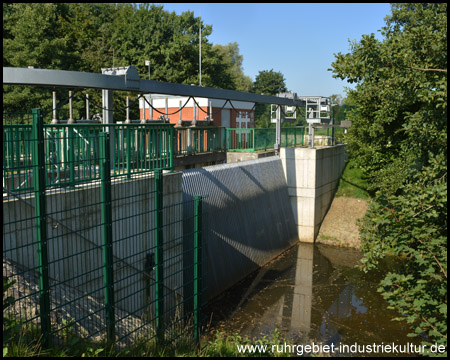 Durchlass durch den Staudamm bei Normalwasserstand