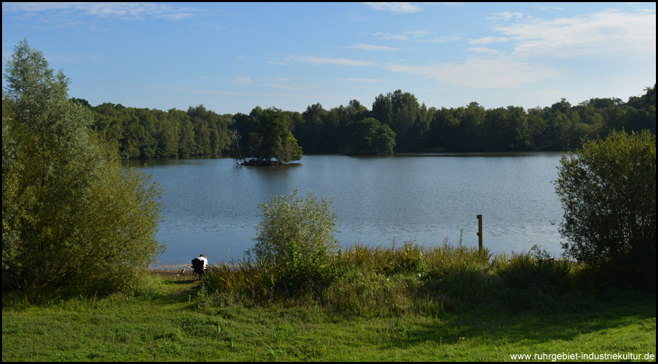 Rotbachsee vom Staudamm aus gesehen – mit den beiden Inseln im Wasser