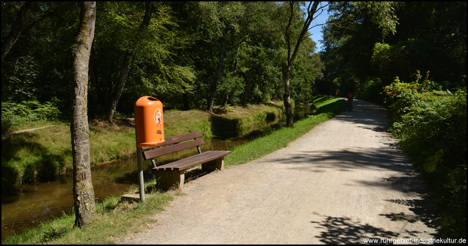 Im Bereich des Rotbachsees ist der Weg breit und bietet Rastmöglichkeiten