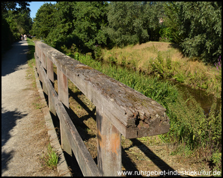 Uferweg führt am Rotbach entlang