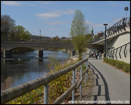 Lennepromenade unterhalb der Ortsmitte mit alter Brücke