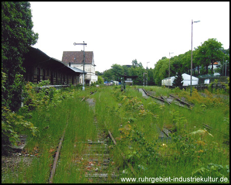 Ostbahnhof mit Gleisen und Signalen (damals)