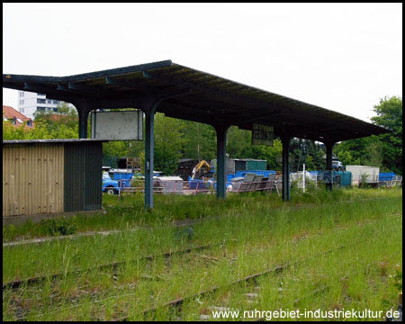 Mittelbahnsteig mit Unterführung und Stationsschild