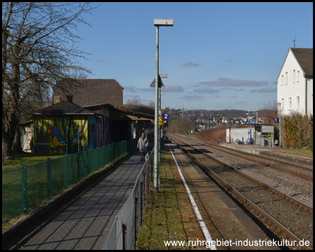 Radweg fast auf dem Bahnsteig von Bösperde