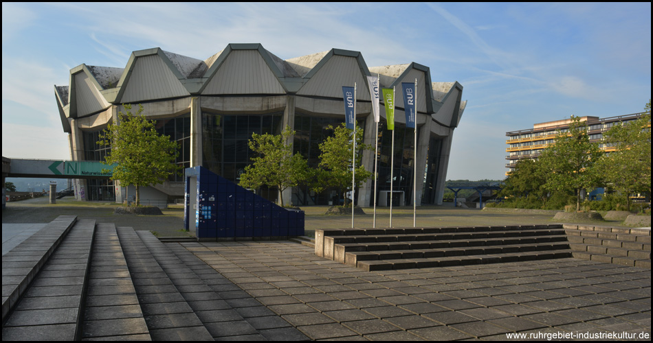 Der große Audimax der Ruhr-Universität in der Mitte der Fakultätsgebäude und vor der zentralen Mensa