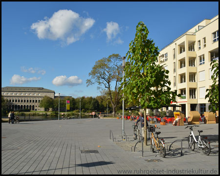 Großer Platz am Stadthafen mit Blick zur Stadthalle