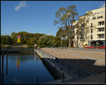 Dreieckiger Stadthafen mit Treppe als Sitzgelegenheiten