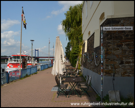 Die Horst-Schimanski-Gasse am Hafenmund