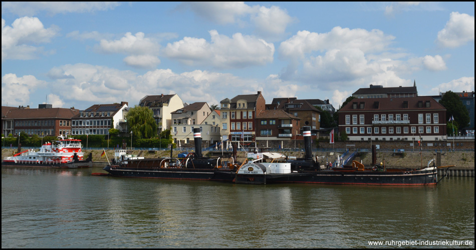 Museumsschiff am Ufer vor dem Ortskern von Duisburg-Ruhrort, gesehen von der Mercatorinsel