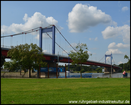 Friedrich-Ebert-Brücke von der Mühlenweide aus gesehen