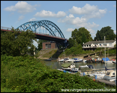 Blaue Bogenbrücke über das Eisenbahn-Bassin