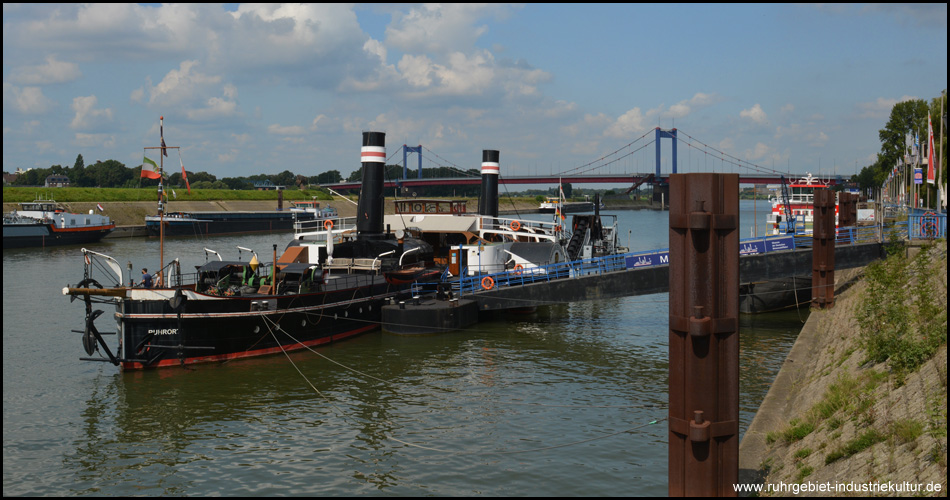 Museumsschiff vor der Friedrich-Ebert-Brücke am Ruhrorter Ufer des Hafens