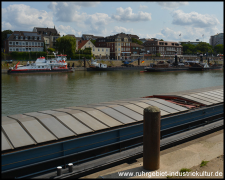 Ruhrorter Ufer des Hafens