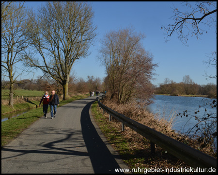 Radweg zwischen Ruhr und einem Bach