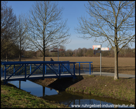 Brücke über das Gewässer und Radweg-Kreuzung