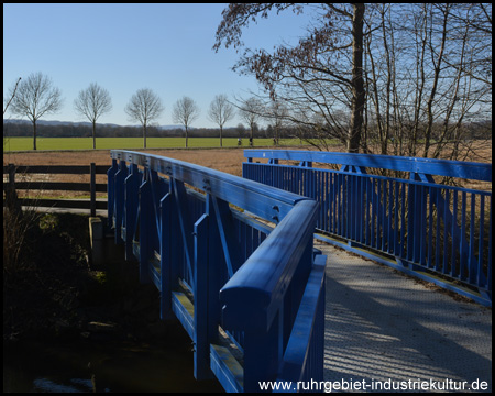 Blaue Brücke des Radwegs