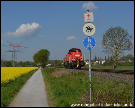 Radweg und Eisenbahnstrecke nebeneinander