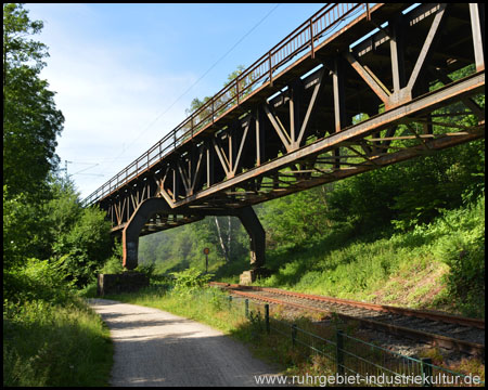 Brückenbauwerk über der Ruhrtalbahn