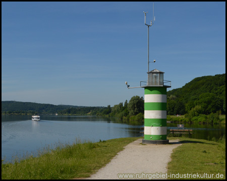 Ein kleiner Leuchtturm markiert die Hafeneinfahrt