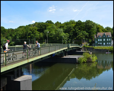 Die Schwimmbrücke Dahlhausen ruht auf Pontons