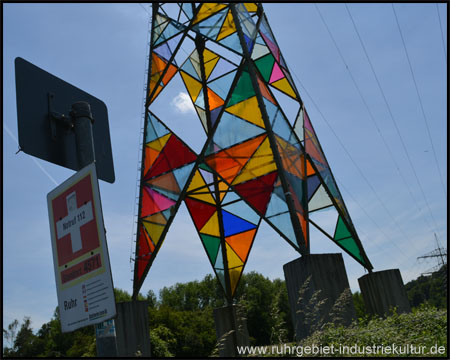 Bunter Strommast auf dem Kunstpfad Ruhr