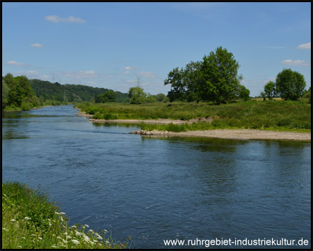 Idyllische Ruhr mit Buhnen