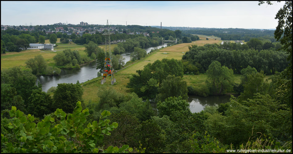 Aussichtspunkt oberhalb der Friedenskirche mit Blick zur Holteyer Brücke und auf den bunten Strommast