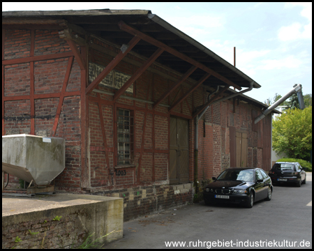 Am Gebäude ist das gemalte Stationsschild noch zu erkennen