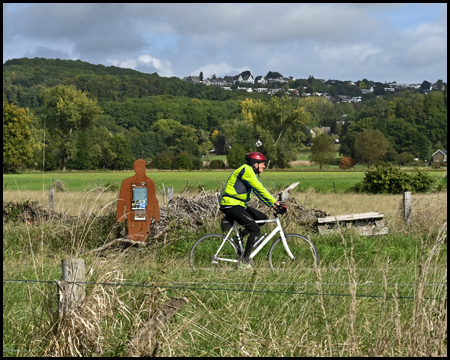 Radfahrer auf dem Ruhrtalradweg und stählerne Skulptur