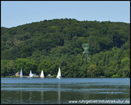 Typisch Baldeneysee: Fördergerüst von Carl Funke am Ufer