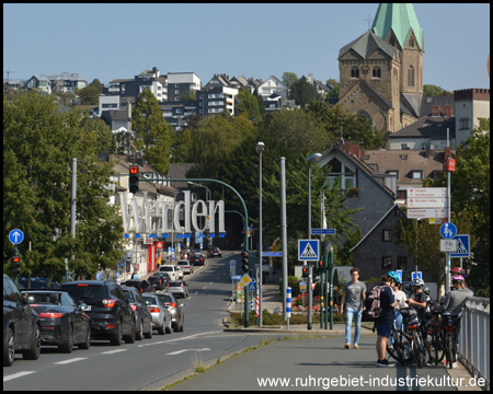 Blick von der Ruhrbrücke auf Werden – mit Schriftzug