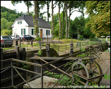 Romantische Papiermühlenschleuse mit Schleusenwärterhaus