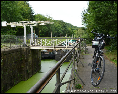 Schleuse mit rekonstruierter Klappbrücke