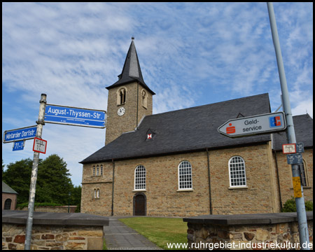 Der Weg führt an der kleinen Kirche vorbei