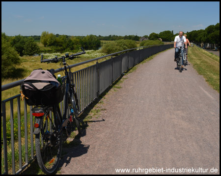 RuhrtalRadweg auf dem Deich in Alstaden