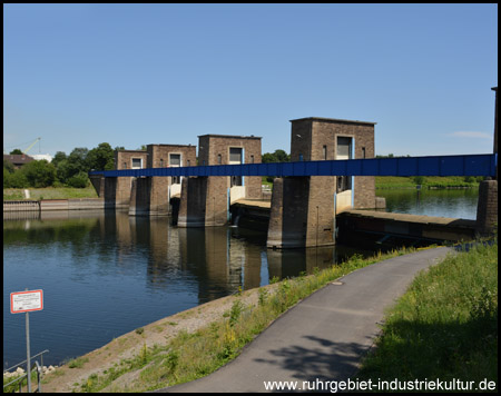 Ruhrwehr vor der Schleuse (verdeckt; Blick zurück)