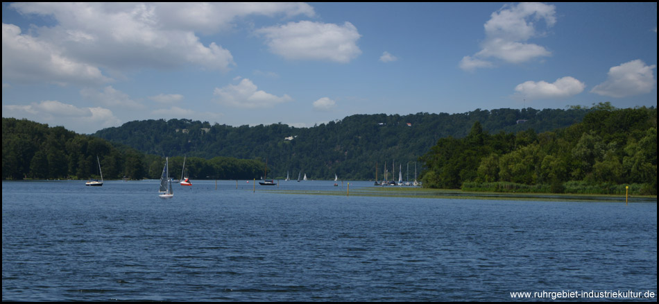 Blau und Grün am Baldeneysee im Essener Süden – rechts das Naturschutzgebiet Heisinger Bogen