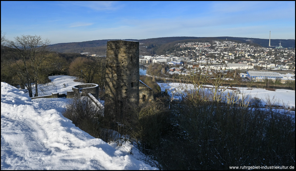 Ruine Volmarstein mit Schnee und Blick ins Ruhrtal auf die Stadt Wetter