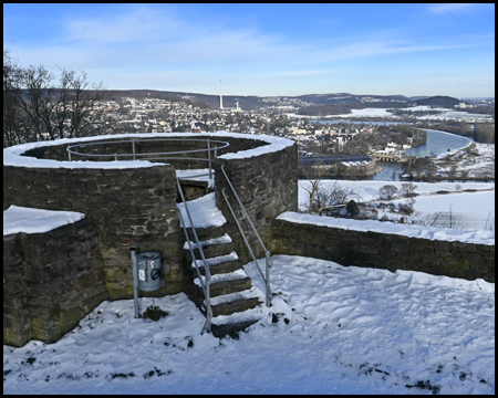 Rest eines Rundturms im Schnee, dahinter aussicht auf ein Flusstal