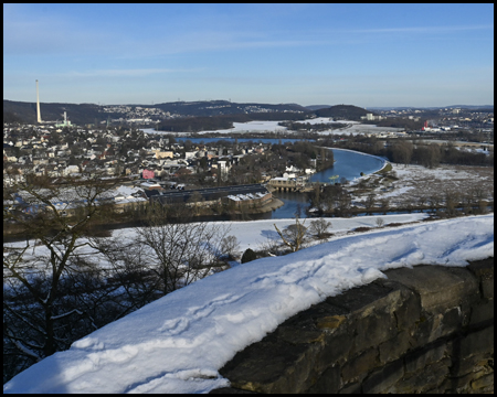 Aussicht vom Rundturm der Ruine Volmarstein auf das Ruhrtal und den Harkortsee im Schnee