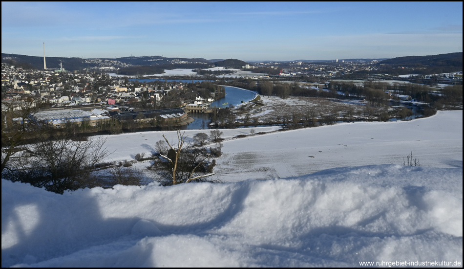 Blick von der Ruine Volmarstein im Schnee auf das Ruhrtal bei Wetter